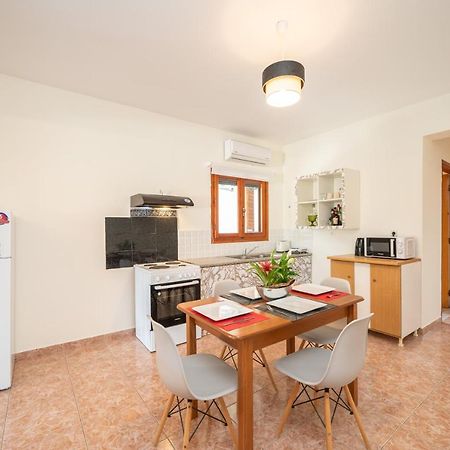 Afroditi Holiday Home - Yellow Apartment Svoronata Eksteriør bilde