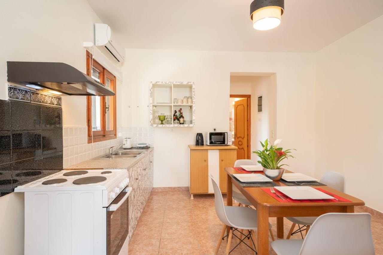 Afroditi Holiday Home - Yellow Apartment Svoronata Eksteriør bilde