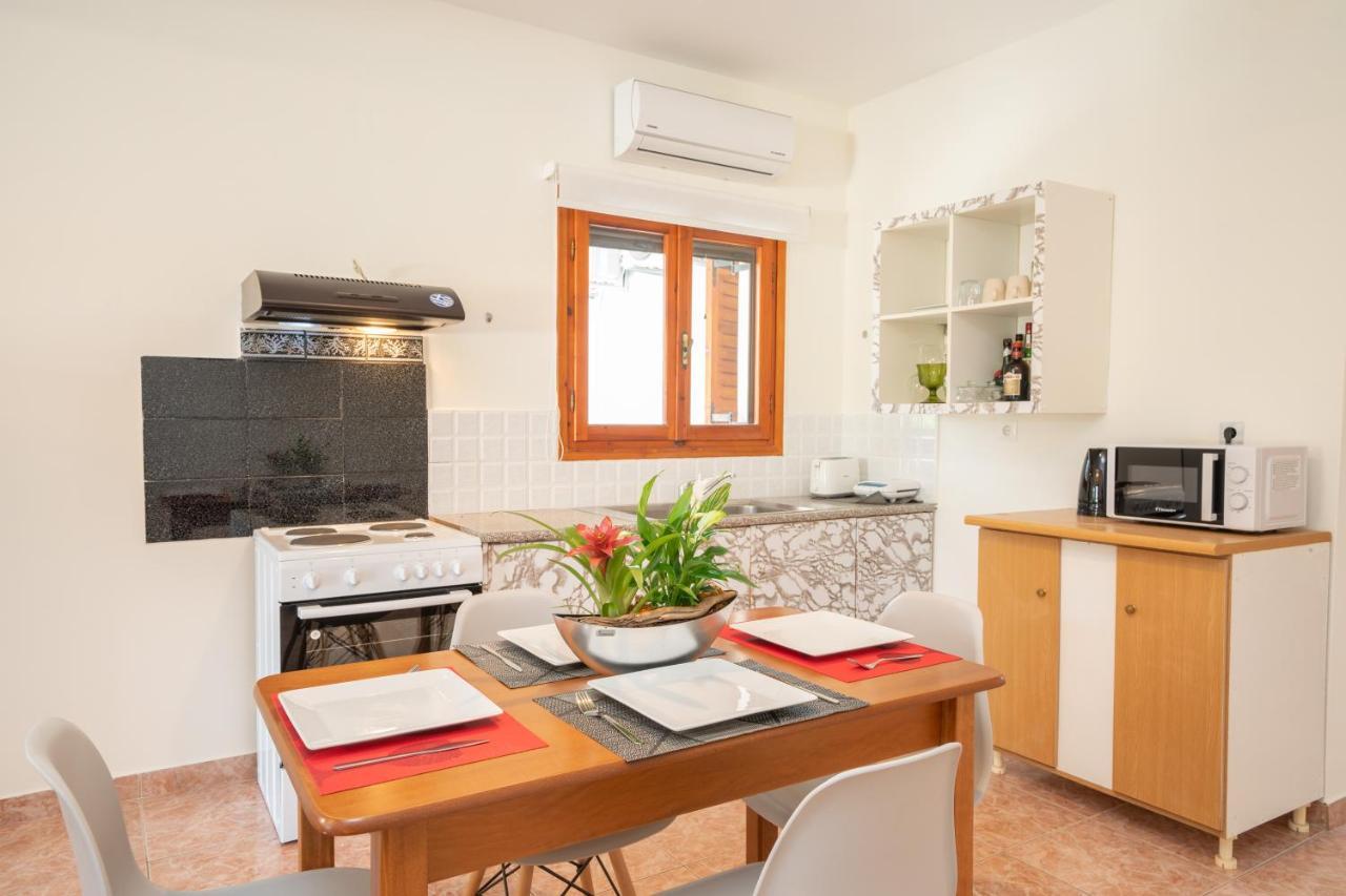 Afroditi Holiday Home - Yellow Apartment Svoronata Eksteriør bilde